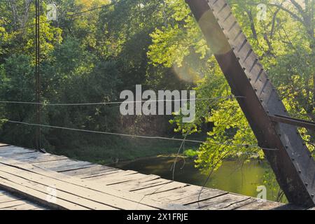 Il William's Bend Bridge, noto anche come Rough Holler Bridge, è uno storico ponte in acciaio che attraversa il fiume Pomme de Terre vicino a Hermitage, Missouri, Stati Uniti. Foto Stock