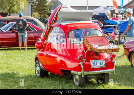 Una classica BMW Isetta rossa in mostra in una mostra di auto presso la zona fieristica della contea di Allen a Fort Wayne, Indiana, Stati Uniti. Foto Stock