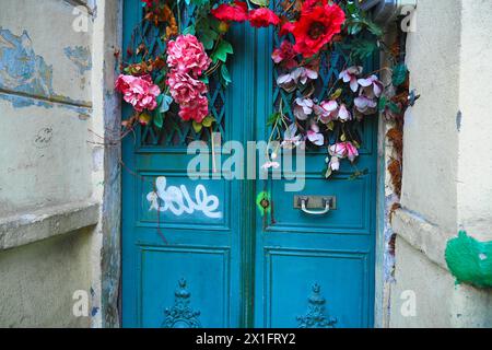 Porta colorata blu nella Casa Vecchia Foto Stock