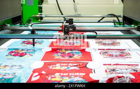 Bangkok, Tailandia - 29 marzo 2024: Mostra di magliette stampate a macchina da taglio laser Die Cut in Print Tech 2024 Foto Stock