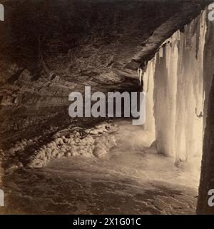 Grotta di ghiaccio alle cascate Minnehaha a Minneapolis, Minnesota - cornice da antiche fotografie stereoview circa. Ultimo XIX secolo - stampa montata su albume Foto Stock