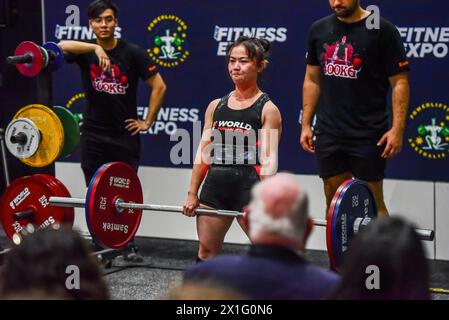 Melbourne, Australia. 13 aprile 2024. Shaojun li dall'Australia è visto in azione al 2024 Asia Pacific Powerlifting Championship, che è stata una delle caratteristiche principali dell'Ausfitness Expo 2024. Credito: SOPA Images Limited/Alamy Live News Foto Stock