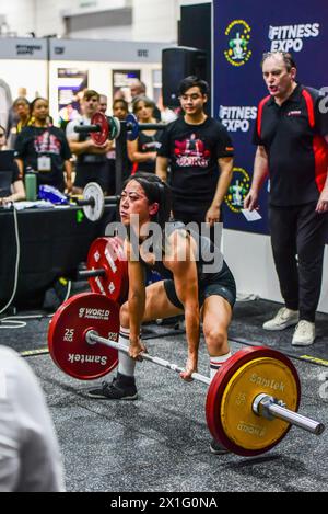 Melbourne, Australia. 13 aprile 2024. Olivia Zhang dall'Australia è stata vista in azione al 2024 Asia Pacific Powerlifting Championship, una delle caratteristiche principali dell'Ausfitness Expo 2024. Credito: SOPA Images Limited/Alamy Live News Foto Stock