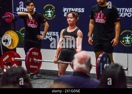 Melbourne, Australia. 13 aprile 2024. Shaojun li dall'Australia è visto in azione al 2024 Asia Pacific Powerlifting Championship, che è stata una delle caratteristiche principali dell'Ausfitness Expo 2024. (Foto di Alexander Bogatyrev/SOPA Images/Sipa USA) credito: SIPA USA/Alamy Live News Foto Stock