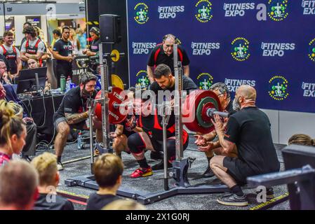 Melbourne, Australia. 13 aprile 2024. Il powerlifter più potente della Cina Xi Tan viene visto in azione al campionato Asia Pacific Powerlifting 2024, una delle caratteristiche principali dell'Ausfitness Expo 2024. (Foto di Alexander Bogatyrev/SOPA Images/Sipa USA) credito: SIPA USA/Alamy Live News Foto Stock