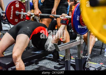 Melbourne, Australia. 13 aprile 2024. Il concorrente giovanile Hunter Greenwood dall'Australia è visto in azione al 2024 Asia Pacific Powerlifting Championship, che è stata una delle caratteristiche principali dell'Ausfitness Expo 2024. Credito: SOPA Images Limited/Alamy Live News Foto Stock