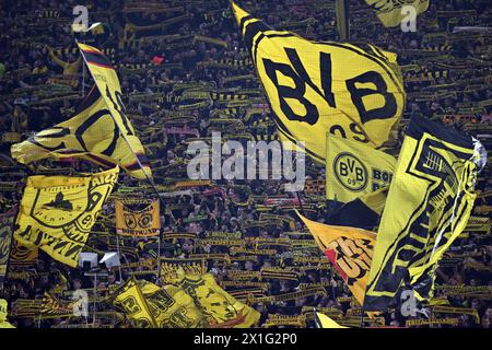 Dortmund, Germania. 16 aprile 2024. Calcio: Champions League, Borussia Dortmund - Atlético Madrid, round a eliminazione diretta, quarti di finale, andata, al Signal Iduna Park. I tifosi di Dortmund ondeggiano le bandiere. Crediti: Federico Gambarini/dpa/Alamy Live News Foto Stock