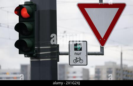 Dresda, Germania. 15 aprile 2024. Un cartello con una freccia verde per i ciclisti è stato installato al semaforo dell'Albert Bridge. Crediti: Robert Michael/dpa/Alamy Live News Foto Stock