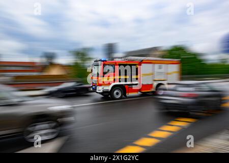 Dresda, Germania. 15 aprile 2024. Un motore antincendio conduce a un'operazione nel quartiere di Loschwitz con luci blu lampeggianti. (Girato con un lungo tempo di esposizione) credito: Robert Michael/dpa/Alamy Live News Foto Stock