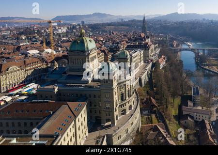 Berna, Svizzera: Veduta aerea dell'edificio del Parlamento, il Bundeshaus in tedesco, lungo il fiume AAR nelle prime ore del mattino nelle soleggiate giornate invernali. Foto Stock