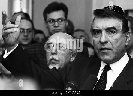 Il 24 ottobre 2008 l'ex sindaco di Vienna Helmut Zilk morì all'età di 81 anni. Foto: Helmut Zilk (R.) e Paul Grosz durante l'apertura del Museo Ebraico di Vienna, il 7 marzo 1990. - 20081024 PD0222 - Rechteinfo: Diritti gestiti (RM) Foto Stock