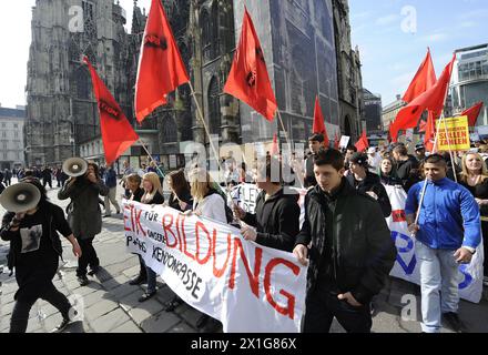 In uno sciopero scolastico le organizzazioni giovanili protestano contro gli "attacchi del ministro dell'istruzione Schmied” e per un cosiddetto "miliardo dell'istruzione”, visti il 20 aprile 2009 di fronte al ministero dell'istruzione di Vienna. - 20090420 PD0300 - Rechteinfo: Diritti gestiti (RM) Foto Stock