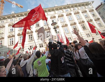 In uno sciopero scolastico le organizzazioni giovanili protestano contro gli "attacchi del ministro dell'istruzione Schmied” e per un cosiddetto "miliardo dell'istruzione”, visti il 20 aprile 2009 di fronte al ministero dell'istruzione di Vienna. - 20090420 PD0471 - Rechteinfo: Diritti gestiti (RM) Foto Stock