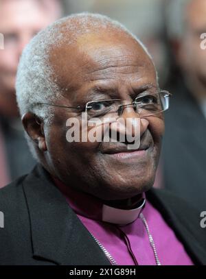 Il chierico sudafricano e premio Nobel per la pace Desmond Tutu continua a guardare durante la cerimonia di premiazione di un dottorato onorario presso l'Università di Vienna a Vienna, Austria, il 12 giugno 2009. Tutu riceve il titolo di "Dottore in teologia honoris causa" su richiesta della Facoltà di teologia evangelica. Nato nel 1931, Tutu è stato riconosciuto come uno dei principali teologi del mondo. La sua "teologia pubblica" è stata esposta nel suo libro del 2004 "Dio ha un sogno". - 20090612 PD0475 - Rechteinfo: Diritti gestiti (RM) Foto Stock