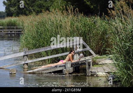 Barbara gode del caldo clima estivo vicino al Vecchio Danubio a Vienna il 26 maggio 2009. - 20090526 PD0629 - Rechteinfo: Diritti gestiti (RM) Foto Stock