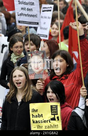 In uno sciopero scolastico le organizzazioni giovanili protestano contro gli "attacchi del ministro dell'istruzione Schmied” e per un cosiddetto "miliardo dell'istruzione”, visti il 20 aprile 2009 di fronte al ministero dell'istruzione di Vienna. - 20090420 PD0303 - Rechteinfo: Diritti gestiti (RM) Foto Stock