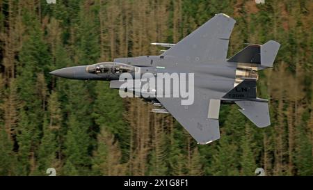 F-15E Strike Eagle della RAF Lakenheath basso livello a 500 ft, 500 nodi, in LFA7 (Mach Loop) Dinas Mawddy, zona del Galles Foto Stock