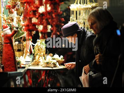 APA1565294-2 - 26112009 - SALISBURGO - Austria: Caratteristica - atmosfera festosa al mercatino di Natale di fronte al Palazzo Hellbrunn mercoledì 25. Novembre 2009.APA-PHOTO: BARBARA GINDL - 20091125 PD2579 - Rechteinfo: Rights Managed (RM) Foto Stock