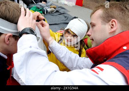 Vienna: Campagna "primo soccorso per i bambini" del 20 maggio 2010. I bambini imparano dai paramedici e dai medici come dare il primo soccorso. - 20100520 PD0564 - Rechteinfo: Rights Managed (RM) Foto Stock