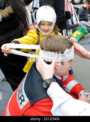 Vienna: Campagna "primo soccorso per i bambini" del 20 maggio 2010. I bambini imparano dai paramedici e dai medici come dare il primo soccorso. - 20100520 PD0513 - Rechteinfo: Diritti gestiti (RM) Foto Stock