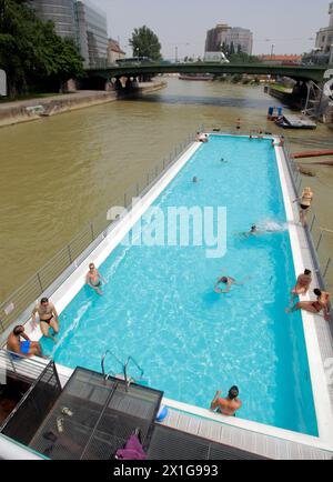 La "Badeschiff", una piscina nel canale del Danubio di Vienna, catturata l'11 giugno 2010. - 20100611 PD1219 - Rechteinfo: Diritti gestiti (RM) Foto Stock