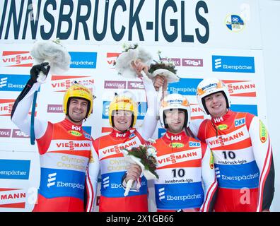 Coppa del mondo di slittino maschile il 27 novembre 2010 a Innsbruck / Igls. Nella foto: Andreas Linger e Wolfgang Linger (AUT, 1°), Peter Penz e Georg Fischler (AUT, 3°) - 20101127 PD0608 - Rechteinfo: Rights Managed (RM) Foto Stock