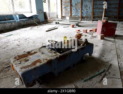 Impressioni dalla città di Pripyat, una città fantasma nella zona di alienazione vicino alla centrale nucleare di Chernobyl, nel nord dell'Ucraina, il 22 marzo 2011. Pripyat è stata fondata nel 1970 per ospitare i lavoratori della vicina centrale nucleare di Chernobyl, ma è stata abbandonata nel 1986 a seguito del disastro di Chernobyl. Oggi le strade principali della città sono state decontaminate e si sono trasformate in un'attrazione turistica. Nella foto: Ex asilo nido. - 20110322 PD8946 - Rechteinfo: Diritti gestiti (RM) Foto Stock