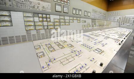 Centrale nucleare di Zwentendorf nella bassa Austria, catturata il 1o aprile 2011. È stata la prima centrale nucleare costruita in Austria, ma non è mai stata utilizzata poiché la maggioranza degli austriaci ha votato contro. - 20110401 PD1213 - Rechteinfo: Diritti gestiti (RM) Foto Stock