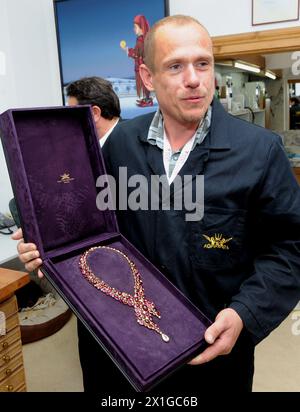 Gery Keszler presenta la collana Red Ribbon, un gioiello fatto a mano da lui progettato per AIDS Solidaritygala, il 18 maggio 2011, al Kornmesser di un gioielliere a Vienna. La collana è il fulcro dell'asta di quest'anno. In più di 250 ore diamanti, rubini e tormalina rossa sono stati messi insieme in oro 18k. - 20110518 PD5310 - Rechteinfo: Diritti gestiti (RM) Foto Stock