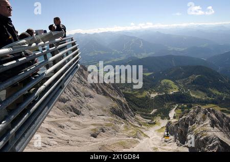 Escursionisti che risalgono la montagna Dachstein il 13 settembre 2011. Nella foto: Skywalk sull'Hunerkogel. - 20110913 PD7284 - Rechteinfo: Rights Managed (RM) Foto Stock