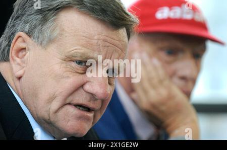 Conferenza stampa su "Niki Luftfahrt GmbH" a Vienna l'8 novembre 2011. Niki Lauda ha venduto una compagnia aerea che ha fondato per la seconda volta. Nella foto. Niki Lauda e il CEO di Air Berlin Hartmut Mehdorn (l). - 20111108 PD1066 - Rechteinfo: Diritti gestiti (RM) Foto Stock