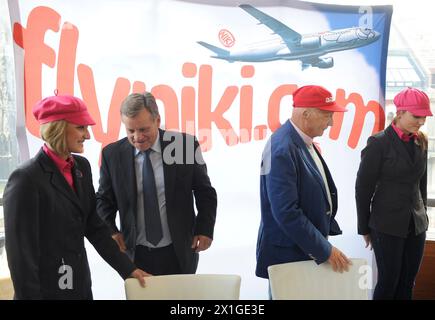 Conferenza stampa su "Niki Luftfahrt GmbH" a Vienna l'8 novembre 2011. Niki Lauda ha venduto una compagnia aerea che ha fondato per la seconda volta. Nella foto. Niki Lauda e il CEO di Air Berlin Hartmut Mehdorn (l). - 20111108 PD1091 - Rechteinfo: Diritti gestiti (RM) Foto Stock