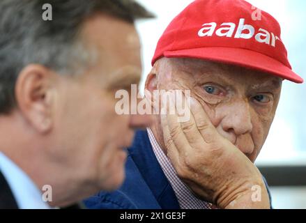 Conferenza stampa su "Niki Luftfahrt GmbH" a Vienna l'8 novembre 2011. Niki Lauda ha venduto una compagnia aerea che ha fondato per la seconda volta. Nella foto. Niki Lauda e il CEO di Air Berlin Hartmut Mehdorn (l). - 20111108 PD1253 - Rechteinfo: Rights Managed (RM) Foto Stock