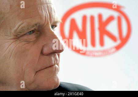 Conferenza stampa su "Niki Luftfahrt GmbH" a Vienna l'8 novembre 2011. Niki Lauda ha venduto una compagnia aerea che ha fondato per la seconda volta. Nella foto: Il CEO di Air Berlin Hartmut Mehdorn (l). - 20111108 PD1061 - Rechteinfo: Diritti gestiti (RM) Foto Stock