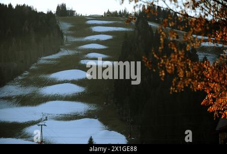 A causa delle temperature calde e del clima molto secco alla fine di novembre, le regioni sciistiche austriache sono ancora per la prima forte nevicata. Nella foto: Le piste vicino a Salisburgo sono in fase di preparazione con cannoni da neve il 27 novembre 2011. - 20111125 PD4556 - Rechteinfo: Diritti gestiti (RM) Foto Stock