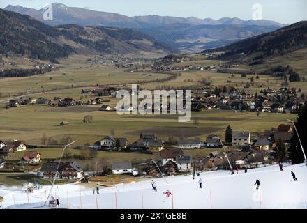 A causa delle temperature calde e del clima molto secco alla fine di novembre, le regioni sciistiche austriache sono ancora per la prima forte nevicata. Nella foto: Le piste vicino a Salisburgo sono in fase di preparazione con cannoni da neve il 27 novembre 2011. - 20111126 PD1061 - Rechteinfo: Diritti gestiti (RM) Foto Stock