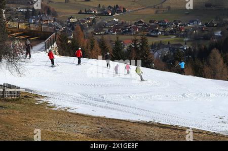 A causa delle temperature calde e del clima molto secco alla fine di novembre, le regioni sciistiche austriache sono ancora per la prima forte nevicata. Nella foto: Le piste vicino a Salisburgo sono in fase di preparazione con cannoni da neve il 27 novembre 2011. - 20111126 PD1026 - Rechteinfo: Diritti gestiti (RM) Foto Stock