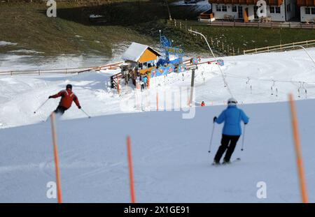 A causa delle temperature calde e del clima molto secco alla fine di novembre, le regioni sciistiche austriache sono ancora per la prima forte nevicata. Nella foto: Le piste vicino a Salisburgo sono in fase di preparazione con cannoni da neve il 27 novembre 2011. - 20111126 PD0983 - Rechteinfo: Diritti gestiti (RM) Foto Stock