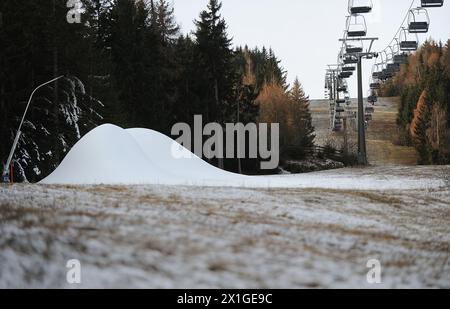 A causa delle temperature calde e del clima molto secco alla fine di novembre, le regioni sciistiche austriache sono ancora per la prima forte nevicata. Nella foto: Le piste vicino a Salisburgo sono in fase di preparazione con cannoni da neve il 27 novembre 2011. - 20111126 PD1187 - Rechteinfo: Diritti gestiti (RM) Foto Stock