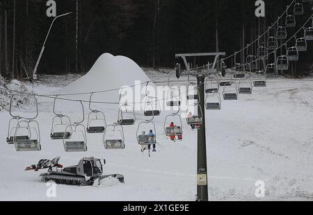 A causa delle temperature calde e del clima molto secco alla fine di novembre, le regioni sciistiche austriache sono ancora per la prima forte nevicata. Nella foto: Le piste vicino a Salisburgo sono in fase di preparazione con cannoni da neve il 27 novembre 2011. - 20111126 PD1211 - Rechteinfo: Diritti gestiti (RM) Foto Stock