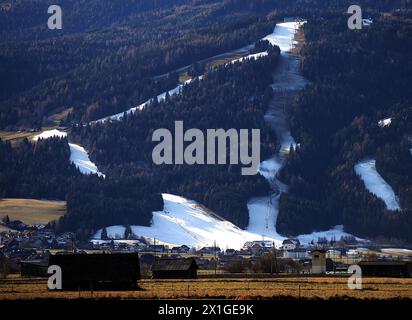 A causa delle temperature calde e del clima molto secco alla fine di novembre, le regioni sciistiche austriache sono ancora per la prima forte nevicata. Nella foto: Le piste vicino a Salisburgo sono in fase di preparazione con cannoni da neve il 27 novembre 2011. - 20111126 PD1100 - Rechteinfo: Diritti gestiti (RM) Foto Stock