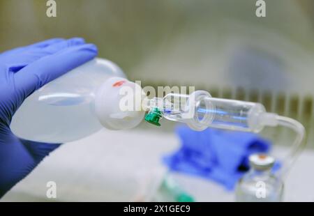 Illustrazione sui temi dell'austerità, della salute e degli affari sociali ripresa il 12 dicembre 2011. I partiti di governo austriaci SPÖ e ÖVP hanno deciso un pacchetto completo di austerità. Nella foto: Preparazione di un'infusione - 20111212 PD13042 - Rechteinfo: Rights Managed (RM) Foto Stock