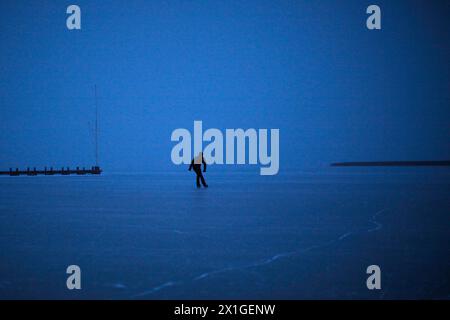 Illustrazione su 'Meteo - pattinaggio sul ghiaccio sul lago Neusiedlersee' pattinatori sul lago ghiacciato Neusiedlersee a Burgenland il 6 febbraio 2012. - 20120206 PD2153 - Rechteinfo: Diritti gestiti (RM) Foto Stock