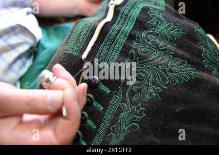 Bad Aussee, Austria - caratteristica: Il costume da uomo della tradizione di Ausseerland, il Lederhosen, realizzato a mano da uno dei pochi lederhosen del Salzkammergut stiriano Christian Raich. FOTO: Christian Raich nel suo atelier il 9 maggio 2012. - 20120504 PD7604 - Rechteinfo: Rights Managed (RM) Foto Stock