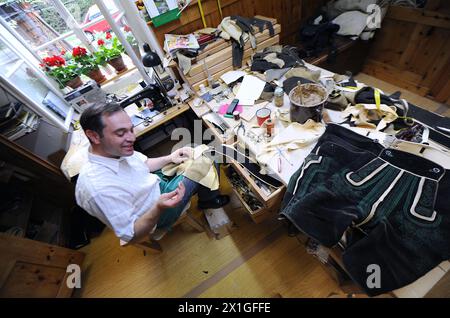 Bad Aussee, Austria - caratteristica: Il costume da uomo della tradizione di Ausseerland, il Lederhosen, realizzato a mano da uno dei pochi lederhosen del Salzkammergut stiriano Christian Raich. FOTO: Christian Raich nel suo atelier il 9 maggio 2012. - 20120504 PD7606 - Rechteinfo: Rights Managed (RM) Foto Stock