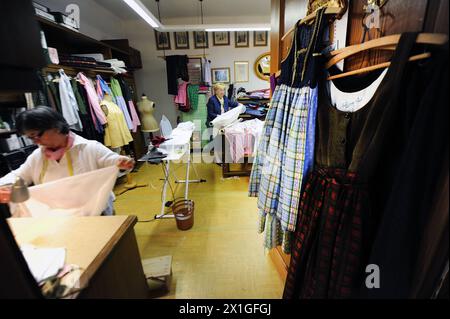 Bad Aussee, Austria - caratteristica: Il costume da uomo della tradizione di Ausseerland, il Lederhosen, realizzato a mano da uno dei pochi lederhosen del Salzkammergut stiriano Christian Raich. FOTO: Christian Raich nel suo atelier il 9 maggio 2012. - 20120504 PD7605 - Rechteinfo: Diritti gestiti (RM) Foto Stock