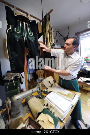 Bad Aussee, Austria - caratteristica: Il costume da uomo della tradizione di Ausseerland, il Lederhosen, realizzato a mano da uno dei pochi lederhosen del Salzkammergut stiriano Christian Raich. FOTO: Christian Raich nel suo atelier il 9 maggio 2012. - 20120504 PD7607 - Rechteinfo: Diritti gestiti (RM) Foto Stock