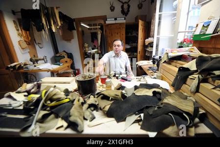 Bad Aussee, Austria - caratteristica: Il costume da uomo della tradizione di Ausseerland, il Lederhosen, realizzato a mano da uno dei pochi lederhosen del Salzkammergut stiriano Christian Raich. FOTO: Christian Raich nel suo atelier il 9 maggio 2012. - 20120504 PD7603 - Rechteinfo: Rights Managed (RM) Foto Stock