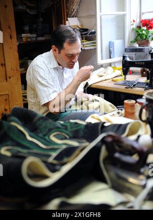 Bad Aussee, Austria - caratteristica: Il costume da uomo della tradizione di Ausseerland, il Lederhosen, realizzato a mano da uno dei pochi lederhosen del Salzkammergut stiriano Christian Raich. FOTO: Christian Raich nel suo atelier il 9 maggio 2012. - 20120504 PD7608 - Rechteinfo: Rights Managed (RM) Foto Stock