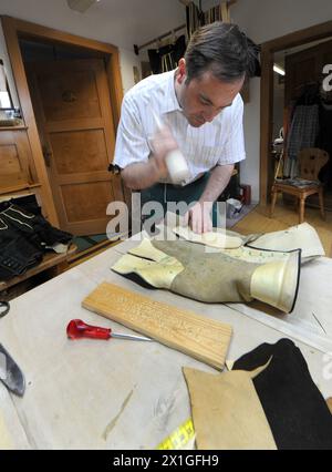 Bad Aussee, Austria - caratteristica: Il costume da uomo della tradizione di Ausseerland, il Lederhosen, realizzato a mano da uno dei pochi lederhosen del Salzkammergut stiriano Christian Raich. FOTO: Christian Raich nel suo atelier il 9 maggio 2012. - 20120504 PD7601 - Rechteinfo: Rights Managed (RM) Foto Stock